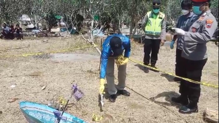 Petugas kepolisian melakukan olah TKP temuan jasad bayi perempuan di area pemakaman Kelurahan Kutawaru, Kecamatan Cilacap Tengah, Kabupaten Cilacap, Kamis (24/9/2026).