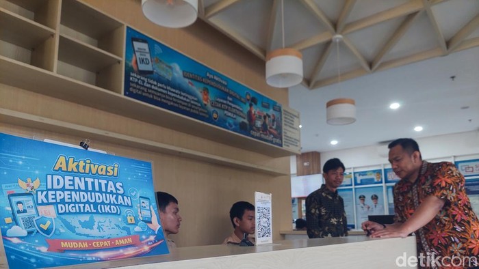 Petugas mengecek gerai aktivasi IKD di Mal Pelayanan Publik Kota Cimahi