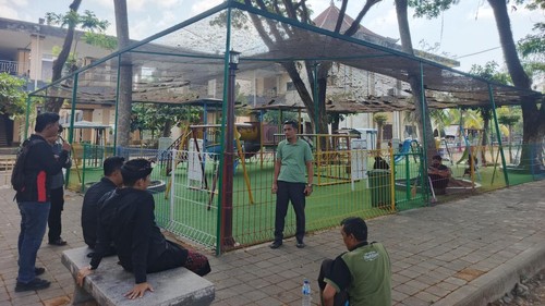 Petugas mengecek tiang lampu penerangan yang diduga korsleting di area permainan anak belakang Gedung Kesenian Ir Soekarno, Jembrana, Bali, Rabu (23/9/2026). (I Putu Adi Budiastrawan/detikBali)