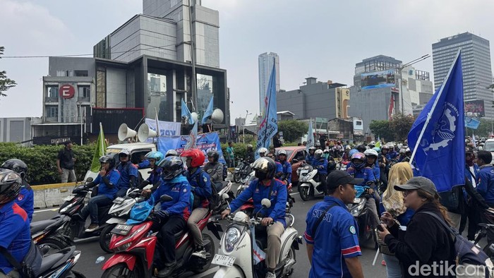 Polisi memastikan lalu lintas di Jalan Sudirman, Jakpus, kembali normal. Jalan Sudirman kembali dibuka setelah aksi yang dilakukan massa buruh selesai. (Adhfar/detikcom)