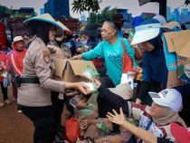 Polda Metro Bagikan Air Minum dan Makanan ke Massa Aksi di DPR