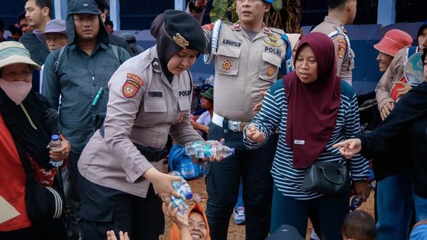 Polisi membagikan makanan dan minuman kepada massa aksi di depan DPR, Jakarta Pusat Polisi membagikan makanan dan minuman kepada massa aksi di depan DPR, Jakarta Pusat, Kamis (24/9/2026).