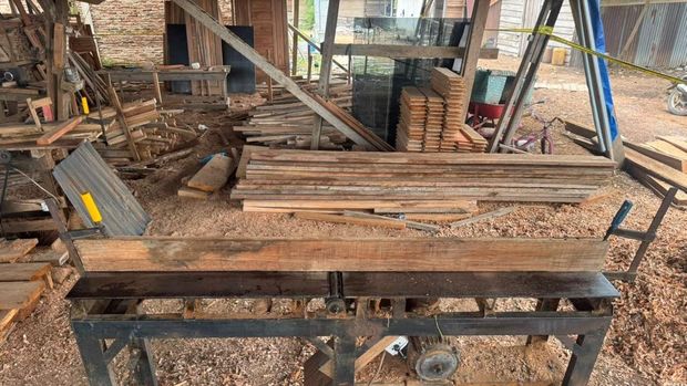 Polisi membongkar pengolahan kayu diduga hasil illegal logging di Rokan Hilir, Riau dan menyita ratusan batang kayu, Selasa (22/9/2026).