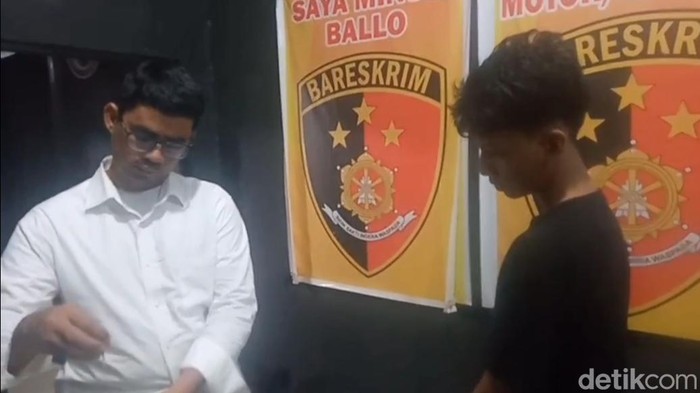 Polisi menangkap Rehan (19) di Makassar atas pencurian perhiasan emas dan uang.