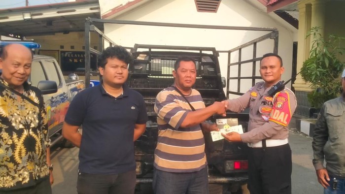 Polisi mengamankan mobil pikap hasil pencurian di Karawang, Jawa Barat