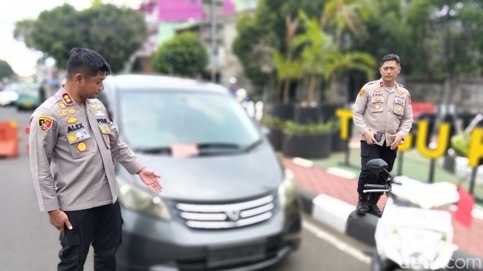 Polisi menunjukkan barang bukti kendaraan begal di Cianjur