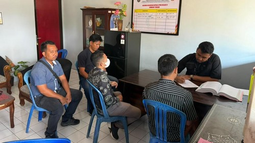 Polisi menyerahkan tersangka Haikal (kemeja hitam garis) ke Kejari Mataram, Kamis (24/9/2026). (Foto : Polresta Mataram).