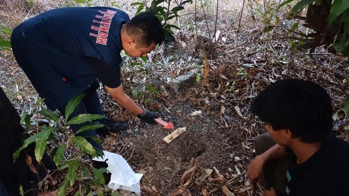 Polisi olah TKP janin bayi yang dikubur di perkarangan rumah warga di Lampung