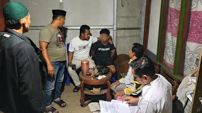 Polisi saat menangkap NW, tersangka pembacokan anak di Pedurungan, di Kecamatan Getasan, Kabupaten Semarang. Diunggah Kamis (24/9/2026).