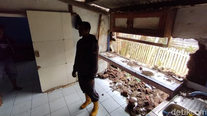 Potret kerusakan gempa bumi yang terjadi di Pasirwangi Garut tahun 2024