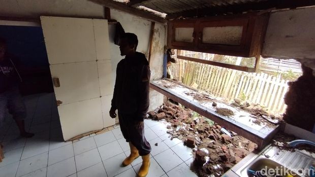 Potret kerusakan gempa bumi yang terjadi di Pasirwangi Garut tahun 2024