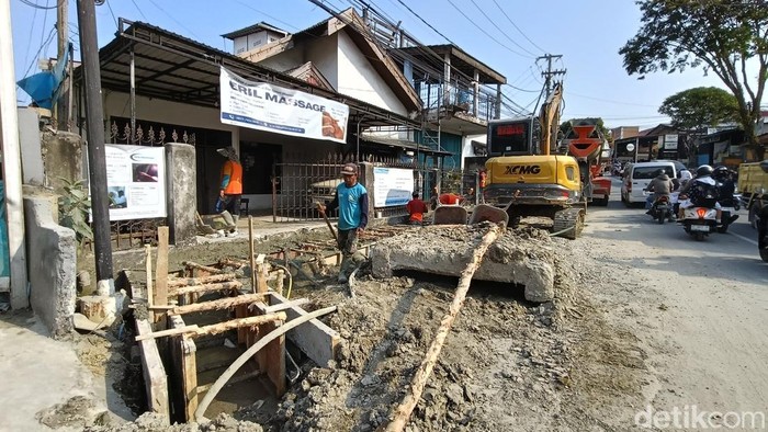 Proyek pengendalian banjir di Jalan DI Panjaitan, Balikpapan Tengah, Kota Balikpapan, Kalimantan Timur.