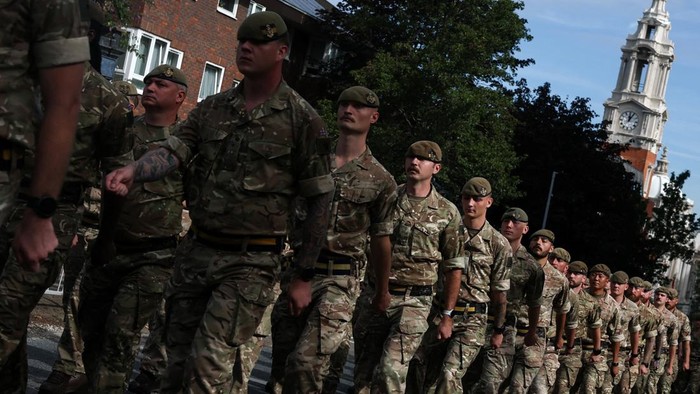 Momen haru mewarnai kepulangan prajurit Batalion ke-1 The Princess of Wales's Royal Regiment (PWRR) ke Inggris setelah menjalani tugas operasional selama dua tahun di luar negeri. Parade penyambutan digelar di Woolwich, London, Inggris, Kamis (24/9/2026).  REUTERS/Toby Melville