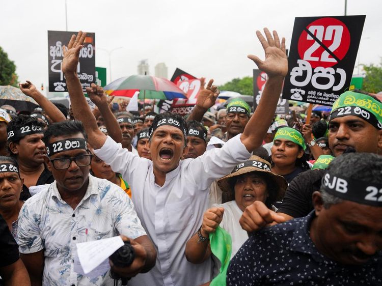 Ramai-ramai Tolak Amandemen ke-22, Massa Demo di Kolombo