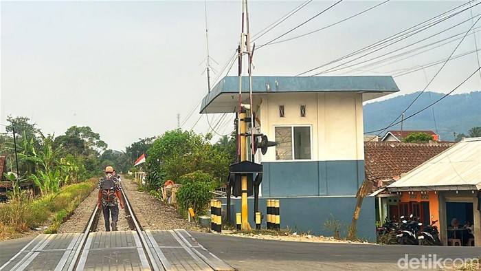 Rel kereta api Cisaat-Cibadak di wilayah Desa Karangtengah, Kecamatan Cibadak, Kabupaten Sukabumi.