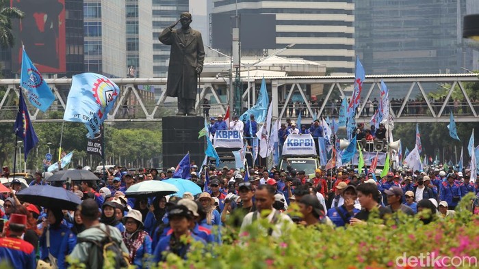 Ribuan buruh yang tergabung dalam Konfederasi Serikat Pekerja Seluruh Indonesia (KSPSI) dan Koalisi Besar Perjuangan Buruh Indonesia menggelar aksi unjuk rasa di kawasan Sudirman-Thamrin, Jakarta, Kamis (24/9/2026).
