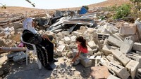 Anak-anak Palestina menjalani aktivitas sehari-hari di dalam gua yang kini menjadi rumah mereka.  REUTERS/Mussa Qawasma
