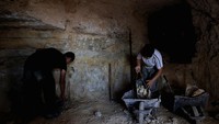 Warga Palestina menggali gua yang akan digunakan sebagai tempat tinggal di Masafer Yatta, dekat Hebron, Tepi Barat.  REUTERS/Mussa Qawasma