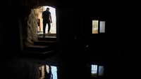 Bagi keluarga yang kehilangan rumah, gua menjadi pilihan tempat tinggal di tengah kondisi tersebut. Dari ruang batu yang sederhana, mereka berusaha menata kembali kehidupan dan menjalani aktivitas bersama keluarga. REUTERS/Mussa Qawasma