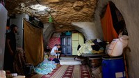 Potret kehidupan di dalam gua menunjukkan bagaimana warga Palestina di Masafer Yatta beradaptasi dengan kondisi tempat tinggal yang berubah setelah pembongkaran rumah. REUTERS/Mussa Qawasma