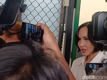 Video: Momen Sara Wijayanto Hadiri Sidang Cerai Perdana, Demian Absen