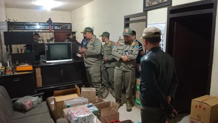 Satpol PP obrak toko dan kafe menjual miras tak berizin