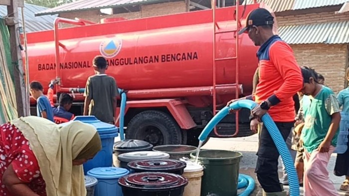 Sebanyak 9.254 KK di Polewali Mandar mengalami krisis air bersih akibat kemarau. BPBD menyalurkan 209.000 liter air ke warga terdampak.