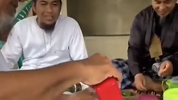 Sejumlah pria meminum pelumas kendaraan demi tingkatkan stamina. Sejumlah pria meminum pelumas kendaraan demi tingkatkan stamina. (Tangkapan Layar Tiktok/agusbudiman998 via Detikcom)