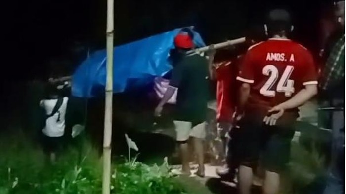 Seorang ibu bernama Siska yang baru saja melahirkan ditandu warga sejauh 25 km menuju fasilitas kesehatan di Mamasa.