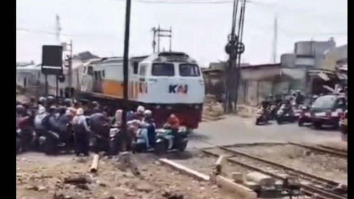 Sepeda motor menerobos palang perlintasan kereta. ANTARA/HO-Tangkap Layar Video WAG