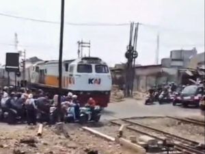 Motor-motor Nekat Terobos, Yang Paling Belakang Tertemper Kereta di Cikampek