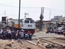Motor-motor Nekat Terobos, Yang Paling Belakang Tertemper Kereta di Cikampek