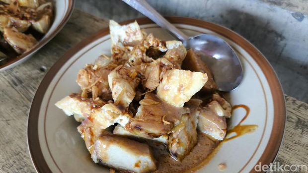 Seporsi kupat tahu khas Kuningan Mang Omo