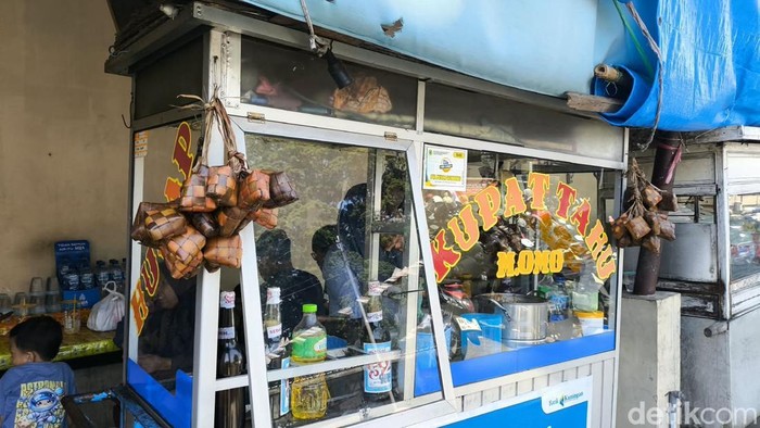 Seporsi kupat tahu khas Kuningan Mang Omo
