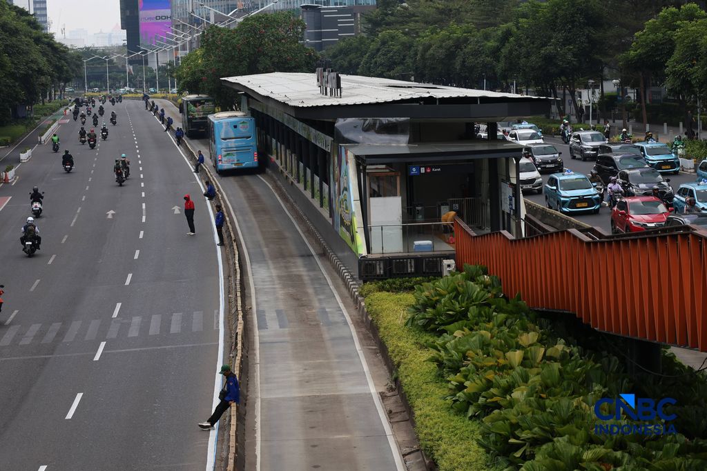Suasana jalan di sepanjang jalan Sudirman pantauan dari jembatan pinisi, Jakarta, Kamis, (24/9/2026). (CNBC Indonesia/Muhammad Sabki)