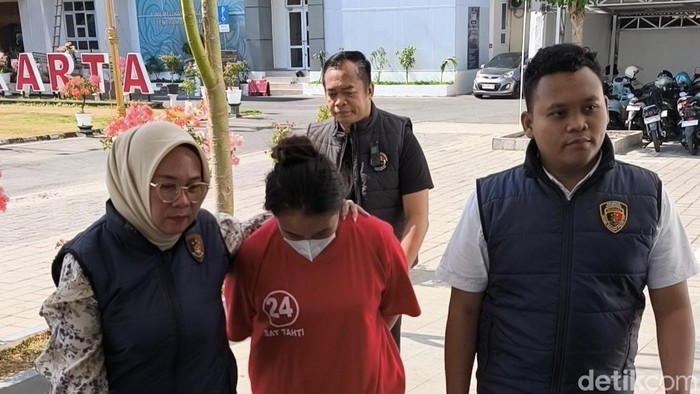 Tersangka penjualan bayi, MDS, saat di Mapolresta Solo, Kamis (24/9/2026)