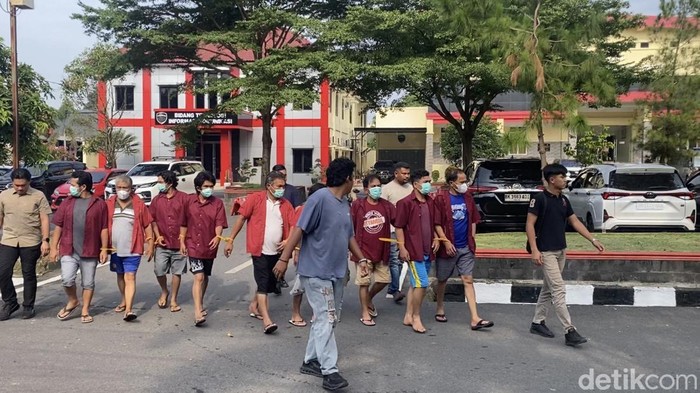 Tersangka perusakan di Humbahas saat digiring di Polda Sumut