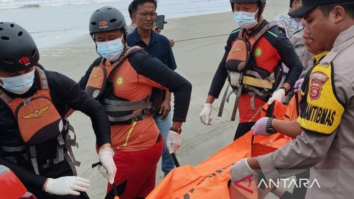 Tim Basarnas bersama dengan kepolisian dan masyarakat setempat saat melakukan evakuasi terhadap jenazah tanpa identitas yang ditemukan di pesisir pantai Kabupaten Mukomuko, Provinsi Bengkulu, Kamis (24/9/2026).