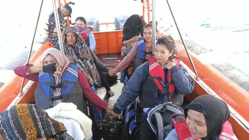 Tim SAR gabungan evakuasi penumpang kapal mati mesin dan terombang-ambing di perairan Labuan Bajo, Manggarai Barat, NTT, Kamis (24/9/2026). (Foto: Dok. Basarnas Maumere)