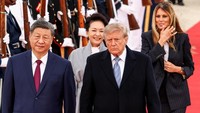 Momen Langka Trump Sambut Xi Jinping di Bandara, Pesawat Pengebom Melintas