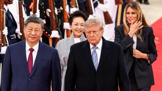 Momen Langka Trump Sambut Xi Jinping di Bandara, Pesawat Pengebom Melintas
