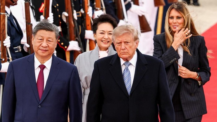 Presiden AS Donald Trump dan Ibu Negara AS Melania Trump berjalan bersama Presiden China Xi Jinping dan istrinya, Peng Liyuan, saat tiba di Joint Base Andrews, Maryland, AS, pada 23 September 2026.