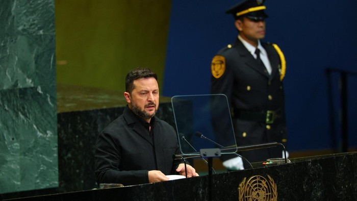 Presiden Ukraina Volodymyr Zelensky berpidato di hadapan Sidang Majelis Umum PBB ke-81 di markas besar PBB, New York, AS, pada 23 September 2026.