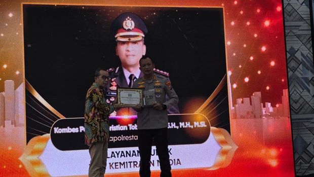 Wakapolresta Sidoarjo AKBP M Zainur Rofik yang mewakili Kapolresta Sidoarjo menerima penghargaan IJTI Awards 2026 (dok istimewa)