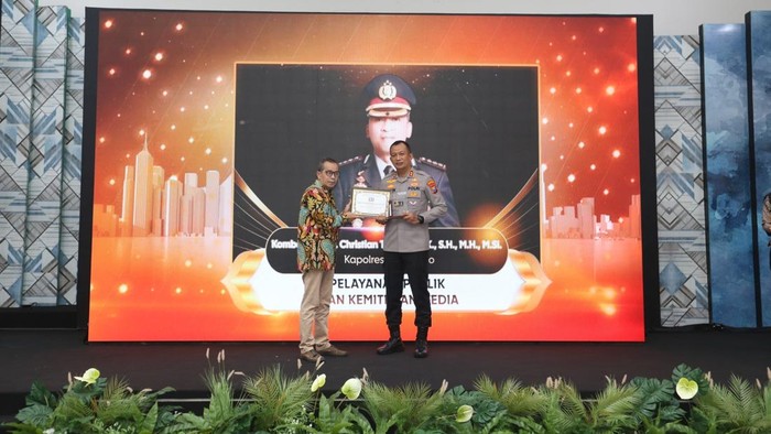 Wakapolresta Sidoarjo AKBP M Zainur Rofik yang mewakili Kapolresta Sidoarjo menerima penghargaan IJTI Awards 2026 (dok istimewa)