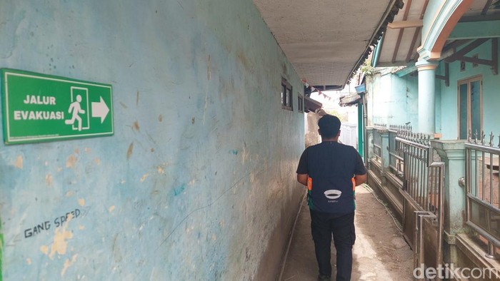 Warga berjalan di Kampung Muril, yang pernah didera gempa akibat Sesar Lembang pada 2011 lalu