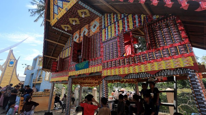 Sejumlah anak berada di dalam replika rumah tradisional berhias makanan ringan saat kirab perayaan Maulid Nabi di Desa Kubu, Kecamatan Arongan Lam Balek, Aceh Barat, Aceh, Kamis (24/9/2026). Beragam kreasi unik replika bangunan berhias makanan ringan dan buah-buahan yang dibuat secara sukarela seperti bangunan rumah minimalis, rumah tradisional, turbin anging, topi kebesaran, cangkir kopi, lafaz muhammad dan kalimat tauhid yang dikirab tersebut berlangsung dalam rangka memeriahkan peringatan Maulid Nabi Muhammad SAW. ANTARA FOTO/Syifa Yulinnas