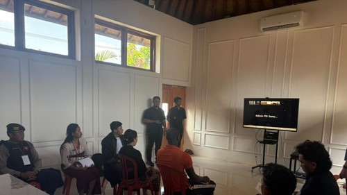 Sidang online pesakitan WN Inggris MAO (26) (kaus oranye) di Rutan Klungkung, Kamis (24/9/2026).