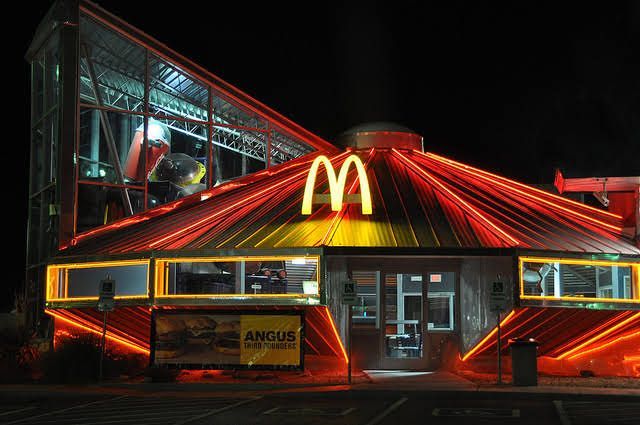 5 McDonald's Paling Unik di Dunia, Bisa Pesan Makanan dari Perahu!