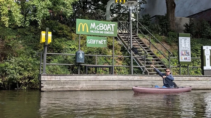 5 McDonalds Paling Unik di Dunia, Bisa Pesan Makanan dari Perahu!